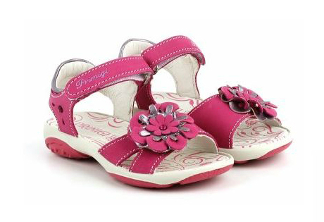 Розетка представила несколько тысяч моделей обуви для девочек