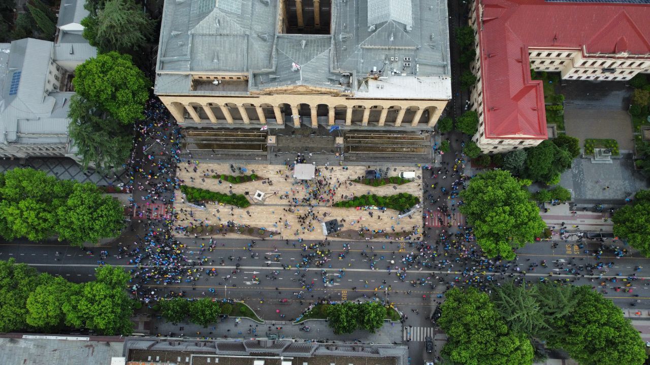 У Тбілісі силовики почали "наступ" на демонстрантів: у Мережі з'явилися кадри протистояння