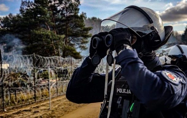 Десятки мигрантов прорвались в Польшу - к границе стягивают спецтехнику