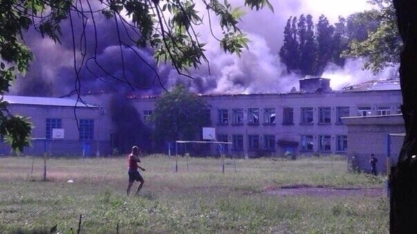 В Петровском районе Донецка загорелась школа