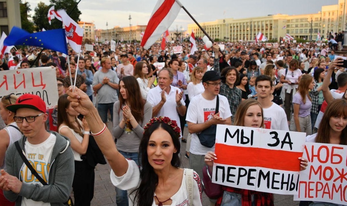 На протестах в Беларуси прозвучали выстрелы: СМИ пишут о жертвах