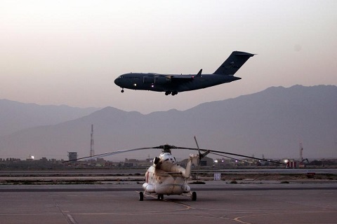На крупнейшей авиабазе НАТО в Афганистане произошел ужасный теракт: смертник унес жизни нескольких военных и ранил больше десятка солдат