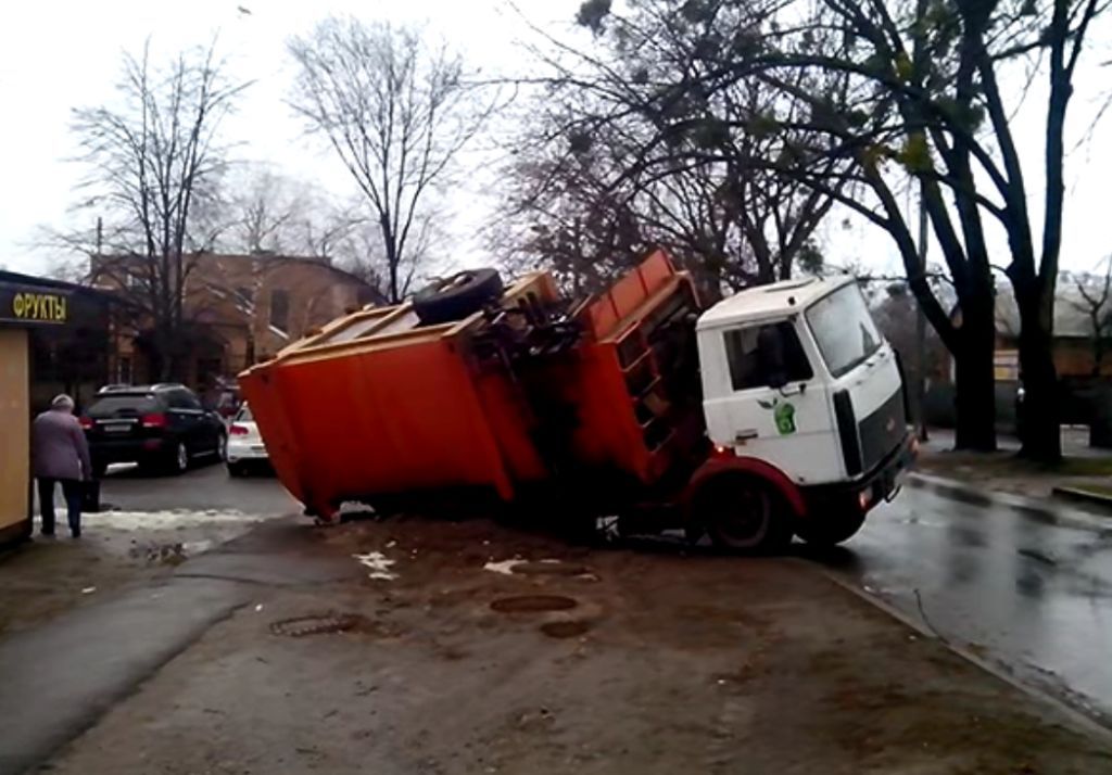 В Харькове мусоровоз ушел под асфальт