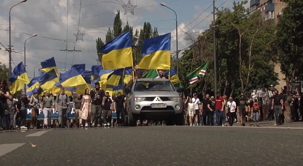 Дончане про военный парад ВСУ в Мариуполе: "Хотим, чтобы в Донецке было также"