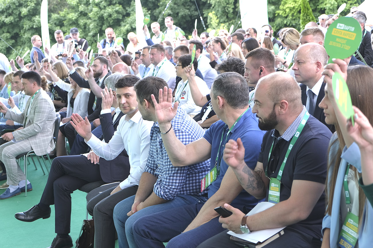 Нардеп от "Слуги народа" сложил мандат - вместо него заходит человек "Квартала"