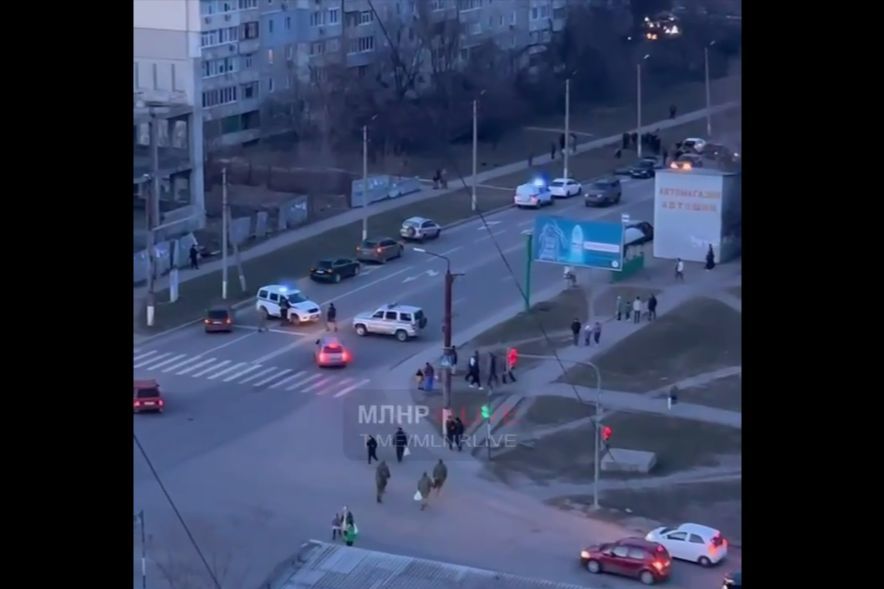 ​Взрыв в Луганске: тело погибшего лежит у машины, место оцепили оккупанты