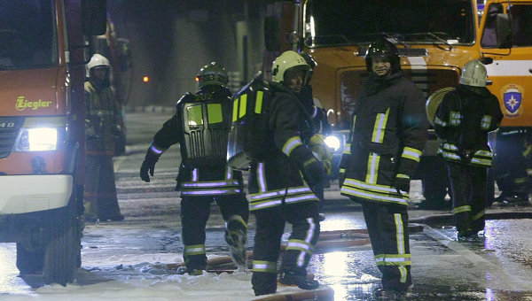 ​ Сильнейший пожар на московском заводе перекинулся на 2 соседние пятиэтажки