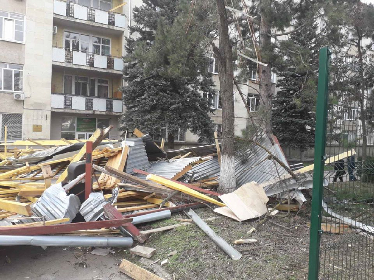 Мощная стихия снова ударила по Крыму: ураган снес крышу пятиэтажки, много поврежденных машин
