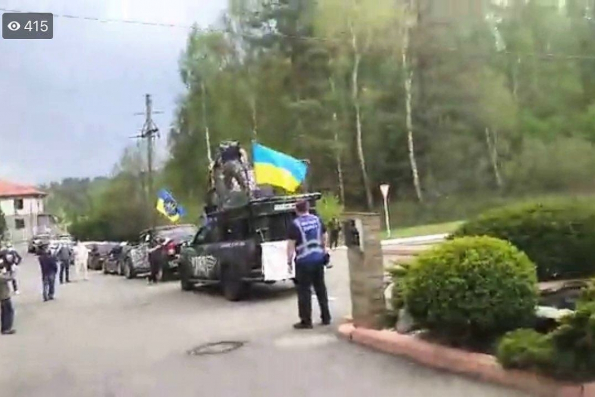 К дому Зеленского под Киевом приехали много машин с флагами Украины - первые кадры