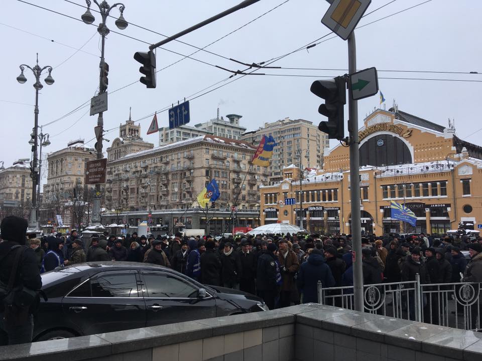 В центре Киева назревает крупный конфликт: активисты перекрыли Крещатик, в центр стягивают полицию - кадры