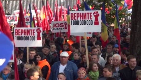 ​Тысячи людей в Кишиневе окружили парламент: активисты ловят лидера ЛДПМ Филата