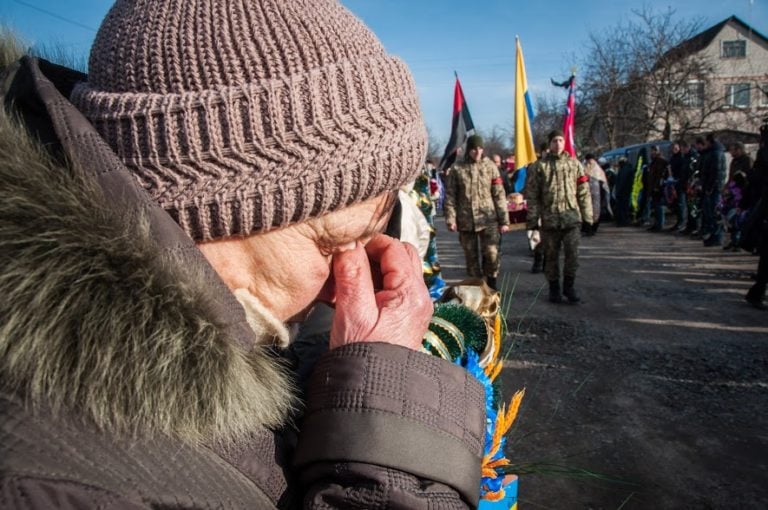 Лубны проводили в последний путь офицера ВСУ и Героя АТО Александра Тюменцева: такого количества людей на похоронах город еще не видел - кадры прощания с бойцом