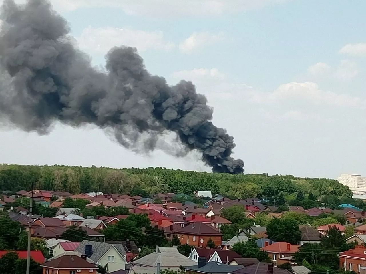 Было несколько взрывов: в Ростове вспыхнул мощный пожар, причины которого неизвестны