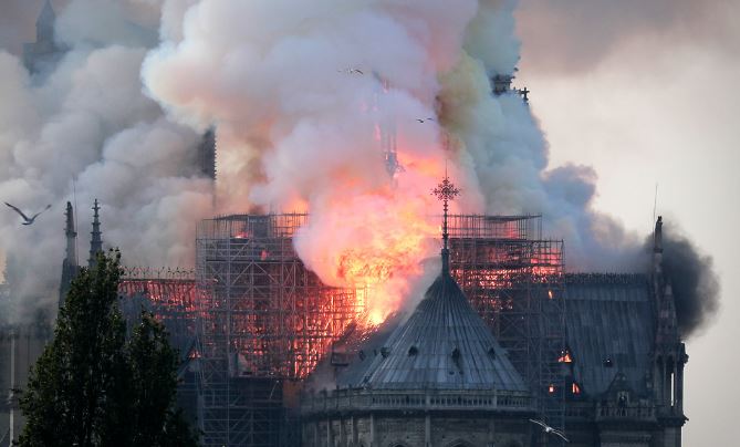 Собор Парижской Богоматери пылает несколько часов: кадры из Парижа, спасатели бессильны, Нотр-Дам де Пари рушится