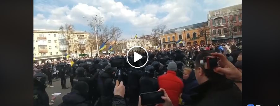 В Полтаве "Нацдружины" пытались сорвать встречу с Порошенко, на улицах драки и потасовки – кадры