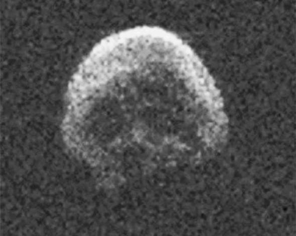 К Земле мчится объект в форме черепа: астрономы показали редкие снимки "кометы смерти" - кадры