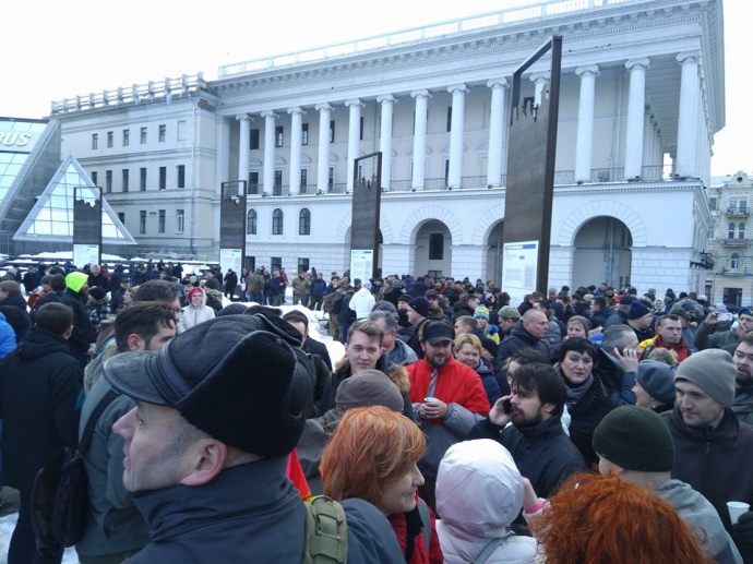 Возмущенные маршами Саакашвили собрались на Майдане в Киеве: СМИ сообщили о стычке бойцов "Азова" с советником Порошенко Бирюковым - прямая онлайн видео-трансляция