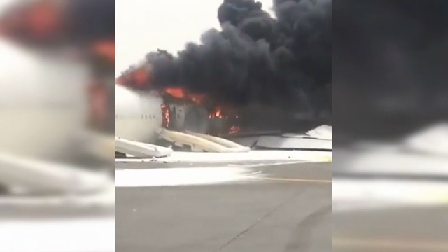 В аэропорту Дубая прогремел взрыв на борту пассажирского Boeing: лайнер с 300 пассажирами завалился на бок и загорелся