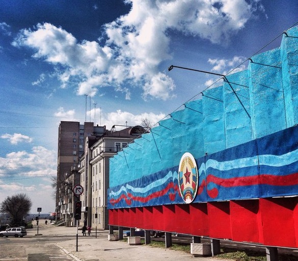 "Смотреть на нынешний Луганск грустно. В 2014 была надежда, что его освободят. Сегодня в это уже мало кто верит": опубликованы свежие фото из оккупированного города