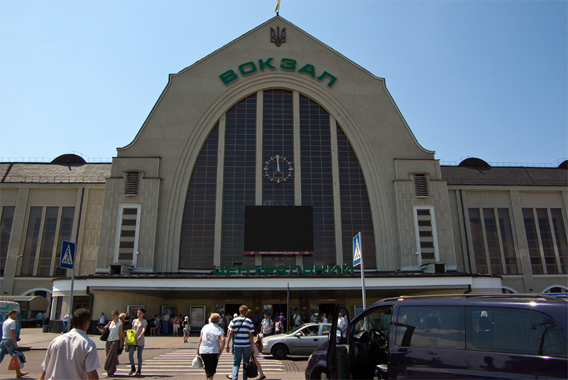 Правоохранители проверяют информацию о минировании ж/д вокзала в Киеве