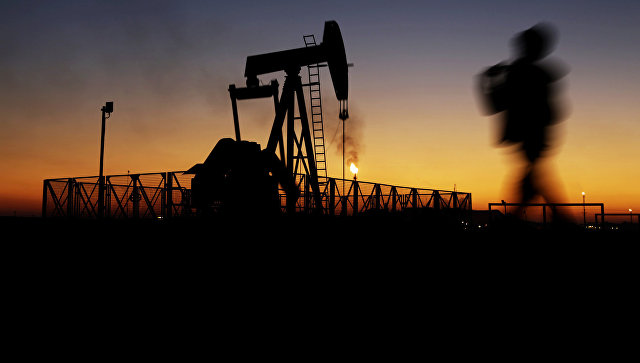Радость "страны-бензоколонки" была недолгой: нефть снова пошла на снижение - в Кремле паника