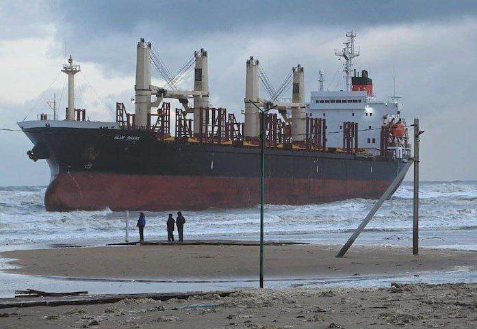 Сильные штормы остановили ход кораблей в Черном море, есть жертвы среди моряков