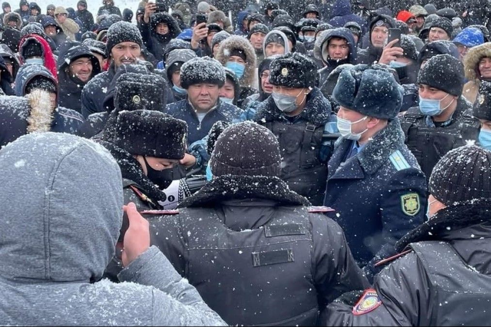 ​В Алмате десятки тысяч казахов направляются к площади Республики - силовики бессильны