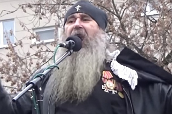 Ряженый поп на “русском марше” в Москве спел песню о Донбассе