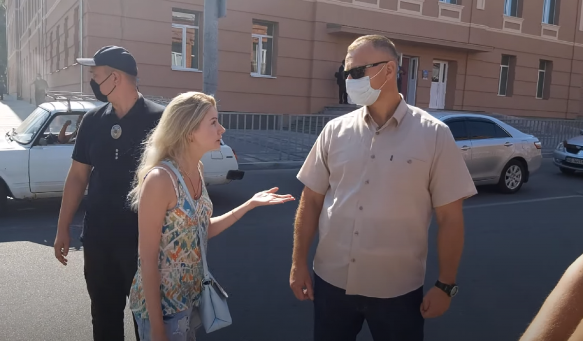 В Днепре охрана Зеленского применила силу к активистам, началась драка: опубликовано видео