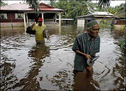 Наводнение в Малайзии оставило без дома почти 2,5 тыс человек