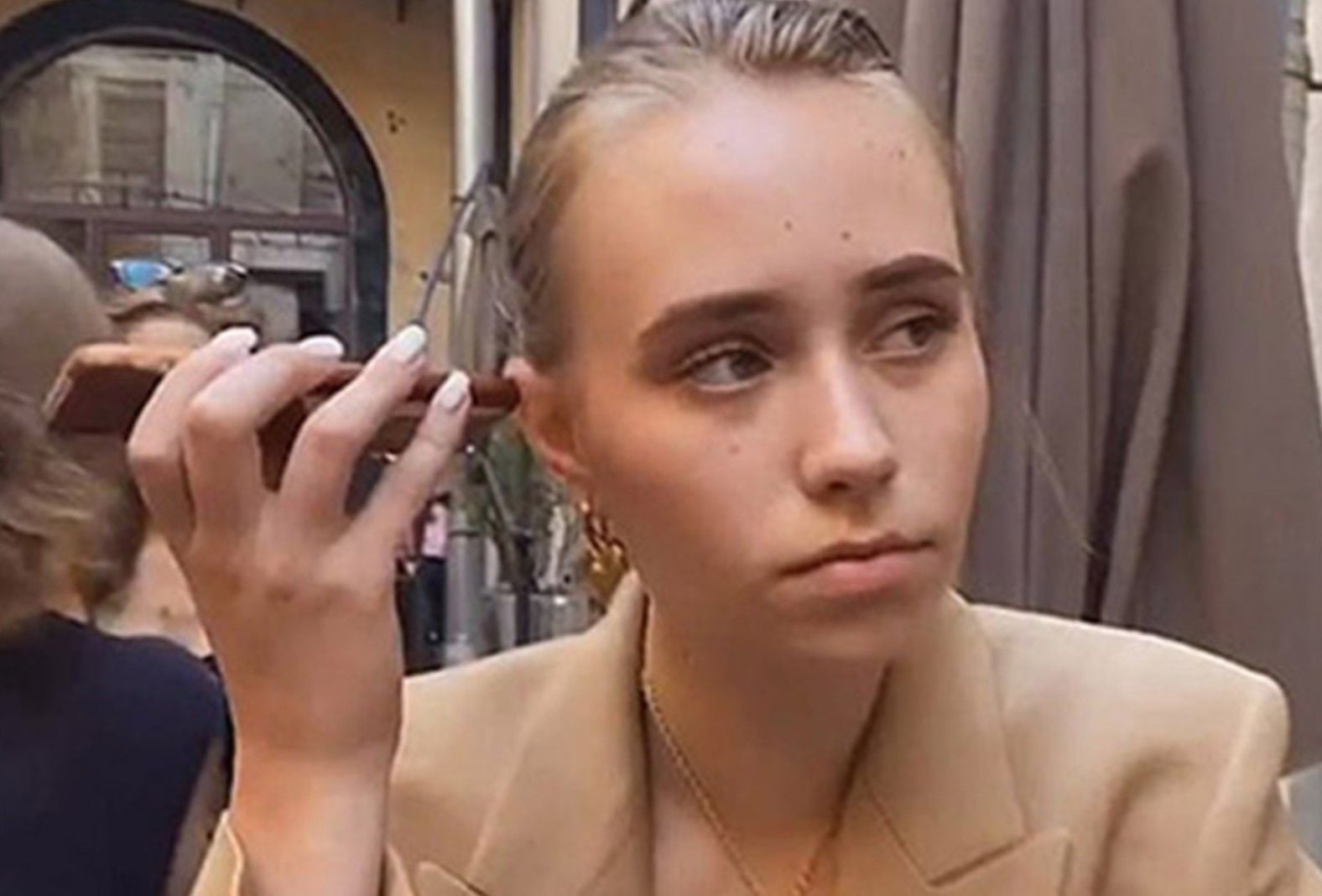 Журналисты поймали дочь Путина в Париже и предложили ей приехать в Киев "в качестве ПВО" - что она ответила 