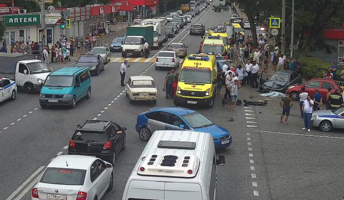 В Сочи автомобиль на полной скорости врезался в толпу прохожих - есть погибшие