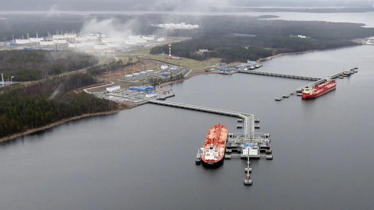 Спутниковые снимки показали масштаб разрушений в крупнейшем экспортном порту России после налета украинских дронов