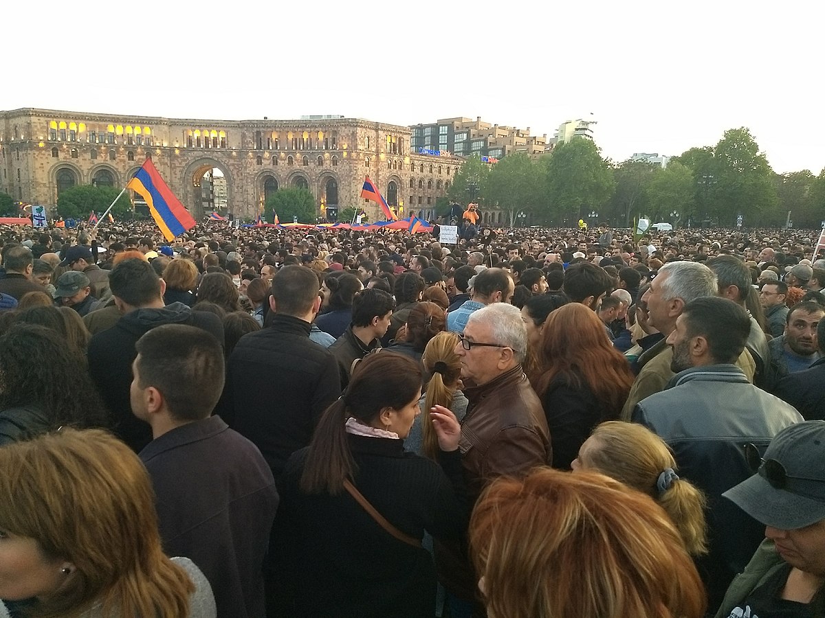 Протестующие в Ереване "заморозили" движение у парламента Армении