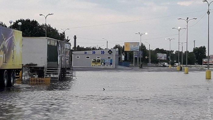 На Одессу обрушился мощный дождь: под водой целые улицы, затоплены парковки - кадры