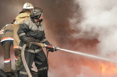 В Киеве масштабный пожар: горит 15 гектаров травы, огонь подбирается к жилому сектору