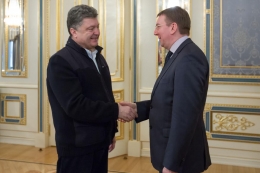 Порошенко и глава МИД Латвии обсудили вопрос макрофинансовой помощи Украине со стороны ЕС