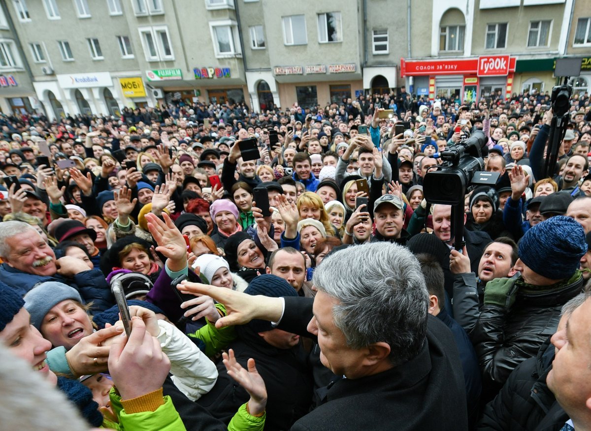 Львов за Порошенко: более 20 тысяч человек вышли поддержать президента Украины - грандиозные кадры