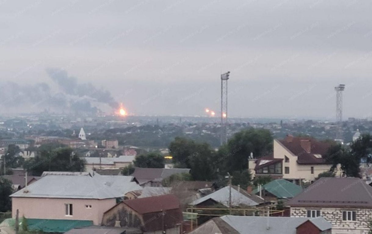 БпЛА атаковали НПЗ "Роснефти" в Сызрани – в Сети показали видео 