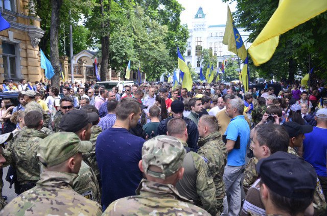 Под зданием АП Украины начался митинг силовиков из зоны АТО: прибыли бойцы батальонов «Днепр» и «Айдар»