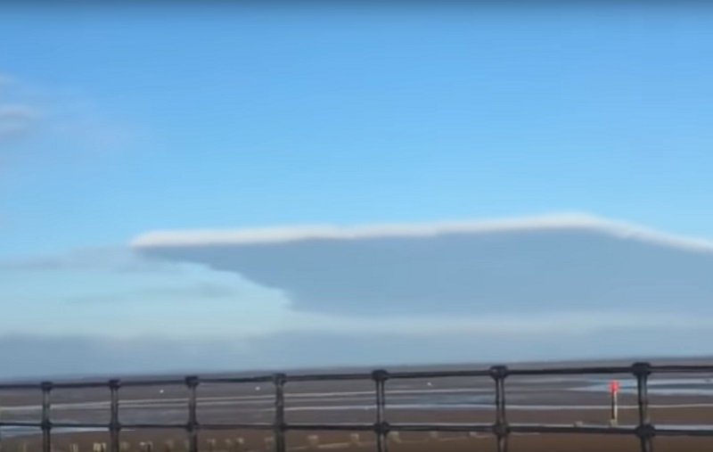 Квадратные облака: ученых озадачило аномальное явление в небе над Британией - видео