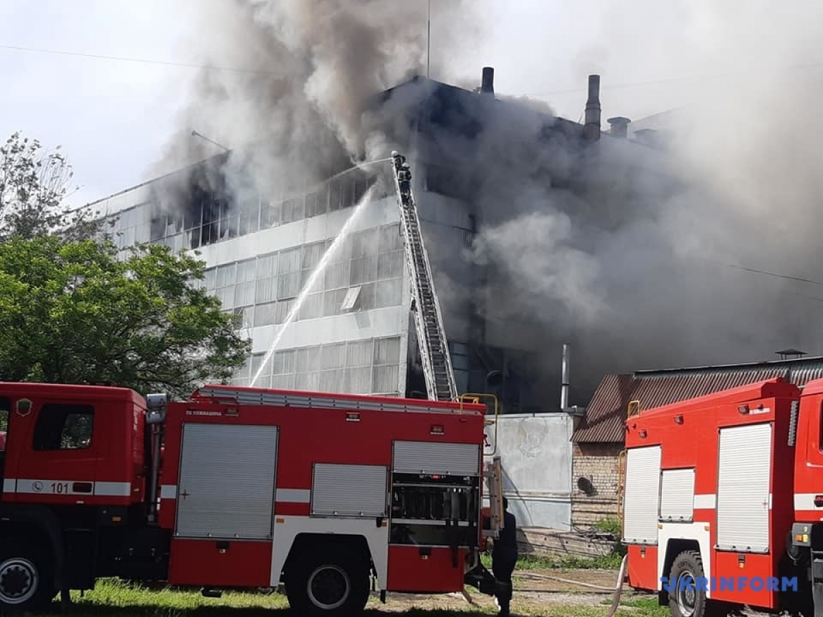 Пожар охватил фабрику "Мида" в Запорожье: дым распространился на сотни метров, десятки спасателей на месте ЧП