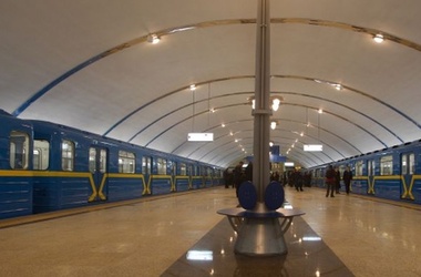 В Киеве из-за сообщения о минировании закрыты станции метро "Крещатик" и "Площадь Льва Толстого" 