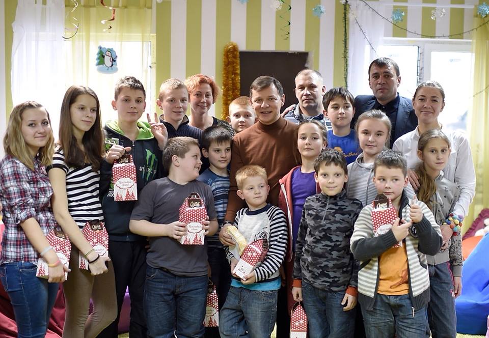 Ляшко передал подарки от Святого Николая детям из Донбасса