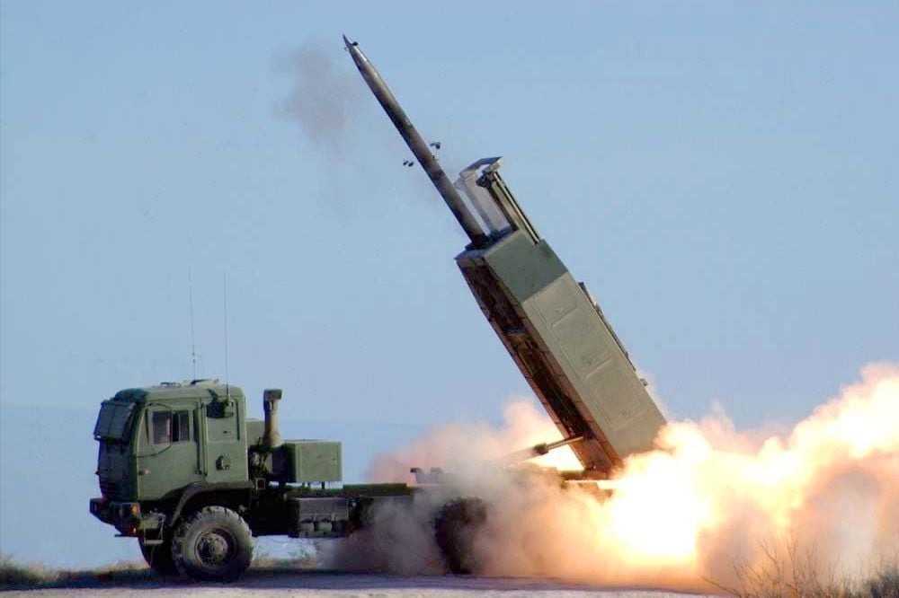 ​Под Макеевкой HIMARS "размотал" колонну ВС РФ: первые кадры с места удара