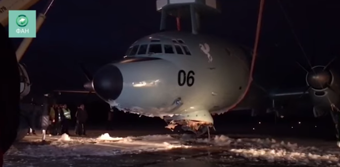 Клюнул носом: самолет Ил-38 совершил экстренную посадку в Жуковском – кадры
