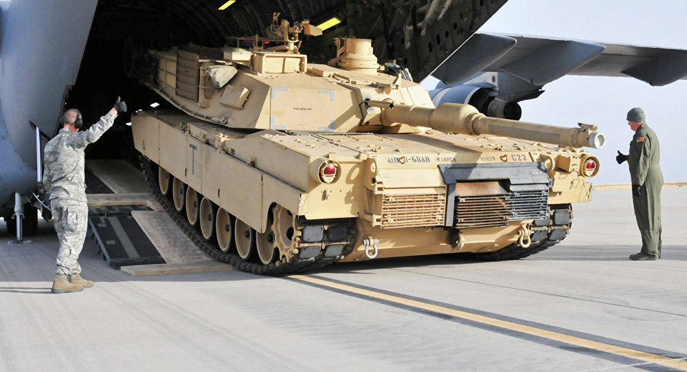 США привезли в Польшу танки "Абрамс", гаубицы "Паладин", боевые машины "Брэдли" - смотрите кадры всего военного вооружения для учений НАТО Dragon-17