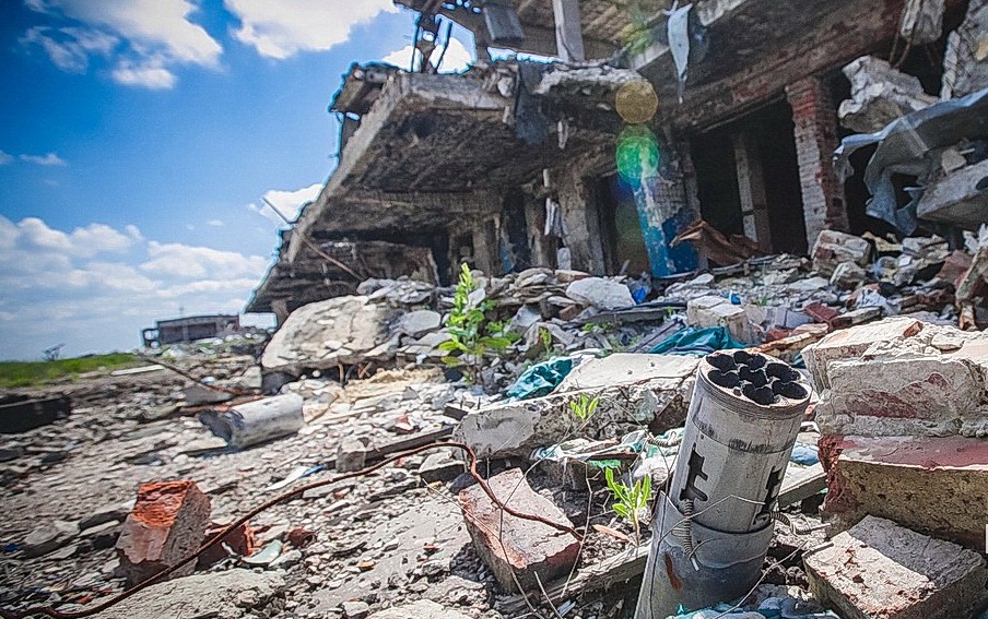 Донецкий аэропорт сегодня: боевики "ДНР" не постеснялись устроить фотосет на руинах и выложить кадры в Сеть