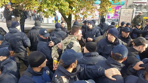 На Марше славы героев не обошлось без скандалов: полицейские задержали Назаренко - “свободовцы” окружили копов и требуют освободить депутата (кадры)
