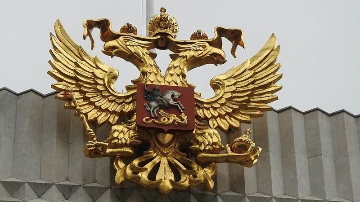 "Когда страну символизирует курица-мутант, шутить над гербом последнее дело", - соцсети о "шутке" Путина